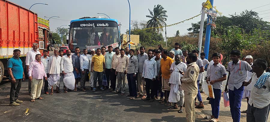 ಮಹಾಲಿಂಗಪುರ ಸಮೀಪದ ರನ್ನಬೆಳಗಲಿಯಲ್ಲಿ ನೂತನ ಬಸ್ ನಿಲ್ದಾಣದ ಮೂಲಕ ಬಸ್‍ಗಳ ಸಂಚಾರಕ್ಕೆ ಆಗ್ರಹಿಸಿ ಸಾರ್ವಜನಿಕರು ಮುಧೋಳ ಡಿಪೋದ ಬಸ್‍ಗಳನ್ನು ತಡೆದು ಪ್ರತಿಭಟನೆ ನಡೆಸಿದರು 