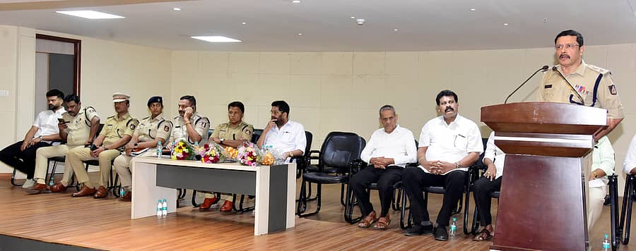 ಕಾರ್ಯಕ್ರಮದಲ್ಲಿ ಡಿಸಿಪಿ ರವಿಶಂಕರ್ ಮಾತನಾಡಿದರು. ಮೇಘರಾಜ್ ಜೈನ್, ಡಿವೈಎಸ್‌ಪಿಗಳಾದ ಅರುಣ್ ನಾಗೇಂದ್ರ, ಮಂಜುನಾಥ್, ರೋಹಿಣಿ ಸಿ.ಕೆ., ವಿಜಯ ಪ್ರಸಾದ್, ಹೆಚ್ಚುವರಿ ಎಸ್‌ಪಿ ಅರುಣ್ ಕುಮಾರ್‌, ಎಂ.ಎನ್‌.ರಾಜೇಂದ್ರ ಕುಮಾರ್‌, ನವೀನ್ ಕುಮಾರ ಸೂರಿಂಜೆ, ಶಶಿಧರ ರೈ ಬಾಲ್ಯೊಟ್ಟು ಮೊದಲಾದವರು ಭಾಗವಹಿಸಿದ್ದರು