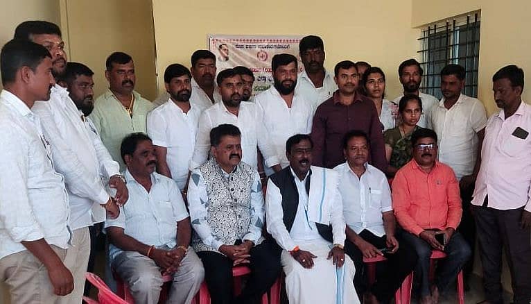 ರಾಮನಗರದ ಎಂ.ಜಿ. ರಸ್ತೆಯಲ್ಲಿ ಸೋಮವಾರ  ಕರ್ನಾಟಕ ಪ್ರದೇಶ ಬಂಜಾರ (ಲಂಬಾಣಿ) ಸೇವಾ ಸಂಘದ ಉದ್ಘಾಟನೆ ನಡೆಯಿತು. ಸಂಘದ ರಾಜ್ಯ ಪ್ರಧಾನ ಕಾರ್ಯದರ್ಶಿ ಎಚ್.ವಿ. ಸಿದ್ದಯ್ಯ ನಾಯ್ಕ, ಜಿಲ್ಲಾ ಕಾರ್ಯಾಧ್ಯಕ್ಷ ಎ.ಆರ್. ಗೋವಿಂದಸ್ವಾಮಿ, ಜಿಲ್ಲಾಧ್ಯಕ್ಷ  ಧನಂಜಯ ನಾಯ್ಕ, ಪ್ರಧಾನ ಕಾರ್ಯದರ್ಶಿ ಕೃಷ್ಣ ನಾಯ್ಕ ಹಾಗೂ ಇತರರು ಇದ್ದಾರೆ