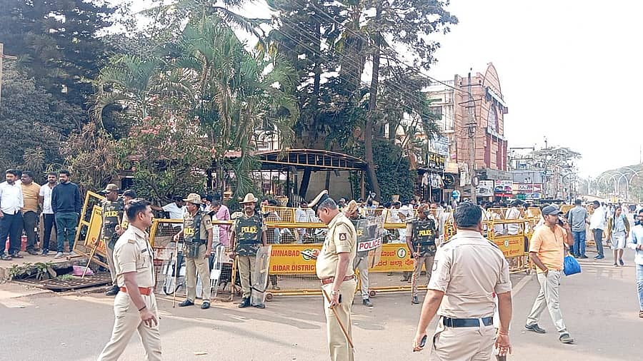 ಹುಮನಾಬಾದ್ ಪಟ್ಟಣದ ಭೀಮರಾವ್ ಪಾಟೀಲ ಅವರ ಮನೆ ಎದುರು ಪೊಲೀಸರು ಬಂದೋಬಸ್ತ್ ಮಾಡಿರುವುದು