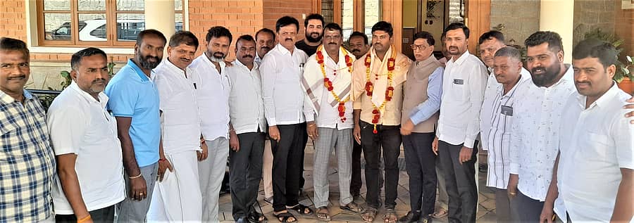 ತರೀಕೆರೆ ಟಿಎಪಿಸಿಎಂಎಸ್‌ ಚುನಾವಣೆಯಲ್ಲಿ ಅಧ್ಯಕ್ಷರಾಗಿ ಆಯ್ಕೆಯಾದ ಜೆಡಿಎಸ್‌ನ ಎಂ.ನರೇಂದ್ರ, ಉಪಾಧ್ಯಕ್ಷ ಬಿಜೆಪಿಯ ಶರತ್ ಅವರನ್ನು ಬಿಜೆಪಿ ಮತ್ತು ಜೆಡಿಎಸ್‍ ಪಕ್ಷದ ಮುಖಂಡರು ಅಭಿನಂದಿಸಿದರು 