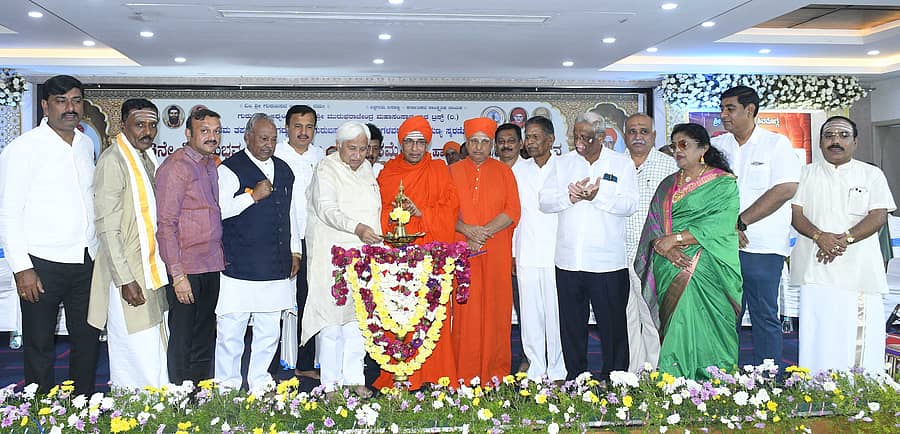 ಶಿವಮೊಗ್ಗದ ಬೆಕ್ಕಿನಕಲ್ಮಠದಲ್ಲಿ ಸೋಮವಾರ ನಡೆದ ಲಿಂಗೈಕ್ಯ ಗುರುಬಸವ ಮಹಾಸ್ವಾಮಿಗಳ 114ನೇ ಪುಣ್ಯಸ್ಮರಣೋತ್ಸವ, 556ನೇ ಶಿವಾನುಭವಗೋಷ್ಠಿ, ಭಾವೈಕ್ಯ ಹಾಗೂ ಶರಣ ಸಾಹಿತ್ಯ ಸಮ್ಮೇಳನವನ್ನು ಸಚಿವ ಎಚ್.ಕೆ.ಪಾಟೀಲ ಉದ್ಘಾಟಿಸಿದರು