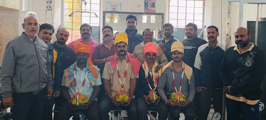 ಕೋಲಾರದಲ್ಲಿ ದೇಹದಾರ್ಢ್ಯ ಸ್ಪರ್ಧೆಯಲ್ಲಿ ವಿಜೇತರಾದ ಬಜರಂಗದಳ ಬಾಬು, ಹೃತ್ವಿಕ್, ತರಬೇತುದಾರರಾದ ಶಿವಕುಮಾರ್, ವಸಂತ್ ಅವರನ್ನು ಗಣ್ಯರು ಸನ್ಮಾನಿಸಿದರು
