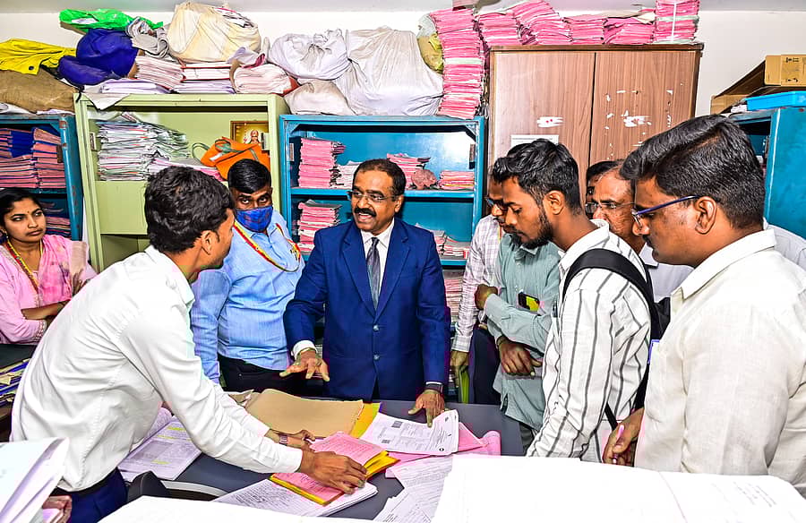 ಕಲಬುರಗಿ ಪಾಲಿಕೆ ಕಚೇರಿಗೆ ಸೋಮವಾರ ಕರ್ನಾಟಕ ಲೋಕಾಯುಕ್ತ ಸಂಸ್ಥೆಯ ಪ್ರಭಾರ ರೆಜಿಸ್ಟ್ರಾರ್ ಜೆ.ವಿ.ವಿಜಯಾನಂದ ಭೇಟಿ ನೀಡಿ ಕಡತಗಳನ್ನು ಪರಿಶೀಲಿಸಿ ಸಾರ್ವಜನಿಕರ ಸಮಸ್ಯೆಗಳ ಬಗೆಗೆ ಜನನ–ಮರಣ ನೋಂದಣಿ ವಿಭಾಗದ ಅಧಿಕಾರಿಗಳಿಂದ ವಿವರಣೆ ಪಡೆದರು  ಪ್ರಜಾವಾಣಿ ಚಿತ್ರ