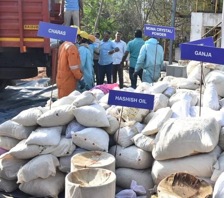 <div class="paragraphs"><p>ಪೆಡ್ಲರ್‌ಗಳಿಂದ ಜಪ್ತಿ ಮಾಡಲಾಗಿದ್ದ ವಿವಿಧ ಮಾದರಿಯ ಡ್ರಗ್ಸ್ ಅನ್ನು ದಾಬಸ್‌ಪೇಟೆಯ ಕೈಗಾರಿಕಾ ಪ್ರದೇಶದ ತ್ಯಾಜ್ಯ ವಿಲೇವಾರಿ ಘಟಕದಲ್ಲಿ ನಾಶ ಪಡಿಸಲಾಗಿತ್ತು</p></div>