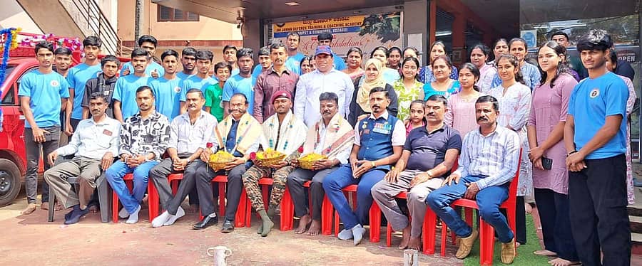 ಗೋಣಿಕೊಪ್ಪಲು ಬಳಿಯ ಪೊನ್ನಂಪೇಟೆಯ ಜೈ ಜವಾನ್ ಡಿಫೆನ್ಸ್ ಟ್ರೈನಿಂಗ್ ಮತ್ತು ಕೋಚಿಂಗ್ ಅಕಾಡೆಮಿಯಿಂದ ಪ್ಯಾರ ಕಮಾಂಡರ್ ಎಚ್.ಆರ್.ಮನೋಜ್ ಅವರನ್ನು ಸನ್ಮಾನಿಸಲಾಯಿತು. ಅಕಾಡೆಮಿ ಅಧ್ಯಕ್ಷ ಅಮ್ಮಣಿಚಂಡ ಲವನ್ ಮಾದಪ್ಪ ಪಾಲ್ಗೊಂಡಿದ್ದರು