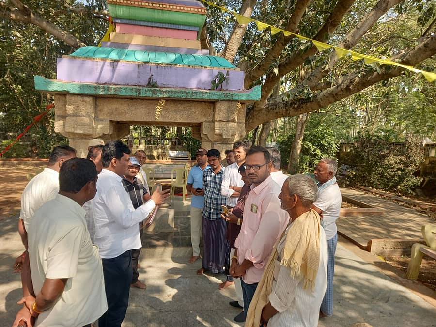 ಮಾಯಕೊಂಡದಲ್ಲಿರುವ ಹಿರೇ ಮದಕರಿ ನಾಯಕರ ಸ್ಥಳಕ್ಕೆ ಪುರಾತತ್ವ ಇಲಾಖೆ ಎಂಜಿನಿಯರ್ ಅಂಬರೀಶ್, ರವಿಕುಮಾರ್ ಭೇಟಿ  ನೀಡಿದರು