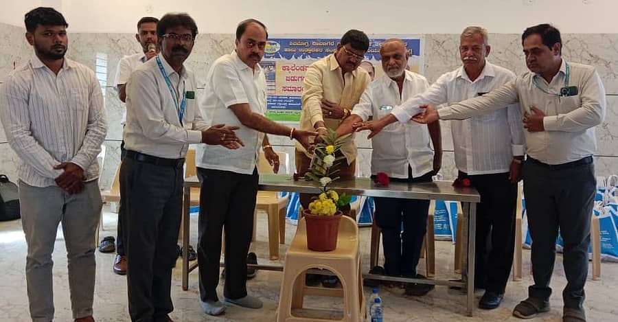 ಹಿರಿಯೂರಿನ ಅನ್ನಪೂರ್ಣೇಶ್ವರಿ ಹೋಟೆಲ್ ಸಭಾಂಗಣದಲ್ಲಿ ಸೋಮವಾರ ಹಮ್ಮಿಕೊಂಡಿದ್ದ ತಾಲ್ಲೂಕು ಹಾಲು ಉತ್ಪಾದಕರ ಸಹಕಾರ ಸಂಘಗಳ ಮಾಸಿಕ ಪ್ರಗತಿ ಪರಿಶೀಲನಾ ಸಭೆ ಹಾಗೂ ಶಿಮುಲ್ ಕ್ಯಾಲೆಂಡರ್ ಬಿಡುಗಡೆ ಸಮಾರಂಭವನ್ನು ಶಿಮುಲ್ ನಿರ್ದೇಶಕ ಬಿ.ಸಿ. ಸಂಜೀವಮೂರ್ತಿ ಉದ್ಘಾಟಿಸಿದರು.