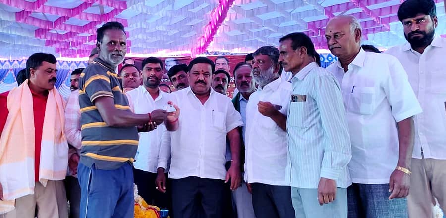 ಬಾಗೇಪಲ್ಲಿ ಕೃಷಿ ಉತ್ಪನ್ನ ಮಾರುಕಟ್ಟೆ ಹಮಾಲಿ ಕಾರ್ಮಿಕರಿಗೆ ಶಾಸಕ ಎಸ್.ಎನ್. ಸುಬ್ಬಾರೆಡ್ಡಿ ಸ್ಮಾಟ್ ಕಾರ್ಡ್ ವಿತರಿಸಿದರು