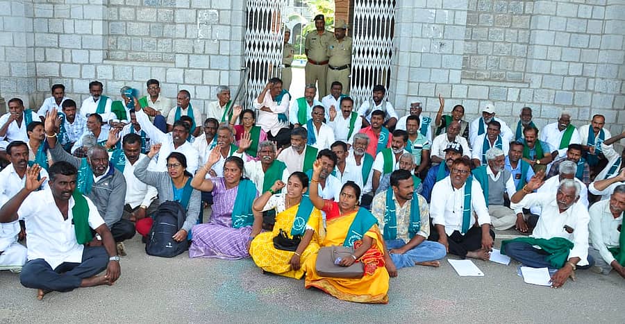 ತಂಬಾಕು ಬೆಳೆಗೆ ವೈಜ್ಞಾನಿಕ ದರ ನೀಡಬೇಕು ಮತ್ತು ಬೆಳೆಗಾರರನ್ನು ರಕ್ಷಿಸಲು ಕೇಂದ್ರ ಸರ್ಕಾರ ಮಧ್ಯ ಪ್ರವೇಶಿಸಬೇಕು ಎಂದು ಕರ್ನಾಟಕ ರಾಜ್ಯ ರೈತ ಸಂಘದ ನೇತೃತ್ವದಲ್ಲಿ ಮಂಡ್ಯ ಜಿಲ್ಲಾಧಿಕಾರಿ ಕಚೇರಿ ಎದುರು ಸೋಮವಾರ ಪ್ರತಿಭಟನೆ ನಡೆಯಿತು