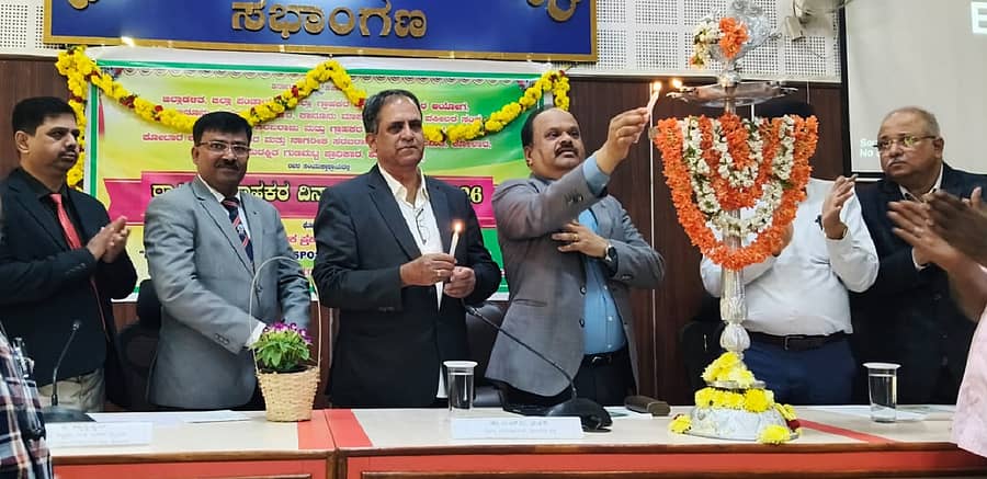 ಕೋಲಾರದಲ್ಲಿ ಸೋಮವಾರ ರಾಷ್ಟ್ರೀಯ ಗ್ರಾಹಕರ ದಿನಾಚರಣೆ ಕಾರ್ಯಕ್ರಮಕ್ಕೆ ಜಿಲ್ಲಾಧಿಕಾರಿ ಎಂ.ಆರ್‌.ರವಿ ಚಾಲನೆ ನೀಡಿದರು