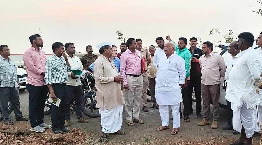 <div class="paragraphs"><p> ತಾಲ್ಲೂಕು ಕೇಂದ್ರವಾಗಿರುವ ಕೊಲ್ಹಾರ ಪಟ್ಟಣದಲ್ಲಿ ಕೃಷಿ ಮಾರುಕಟ್ಟೆಗೆ ಮೂಲಭೂತ ಸೌಲಭ್ಯ ಕಲ್ಪಿಸುವ ಕುರಿತು ಜವಳಿ, ಕಬ್ಬು ಅಭಿವೃದ್ಧಿ, ಸಕ್ಕರೆ ಹಾಗೂ ಕೃಷಿ ಮಾರುಕಟ್ಟೆ ಸಚಿವರು ಸ್ಥಳ ಪರಿಶೀಲನೆ ನಡೆಸಿದರು.</p></div>