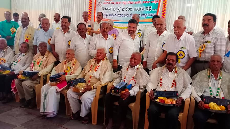 ಕುಣಿಗಲ್‌ನಲ್ಲಿ ನಡೆದ ಸರ್ಕಾರಿ ನಿವೃತ್ತ ನೌಕರರ ಸಂಘದ ಕಾರ್ಯಕ್ರಮದಲ್ಲಿ ಹಿರಿಯ ಸದಸ್ಯರನ್ನು ಸತ್ಕರಿಸಲಾಯಿತು