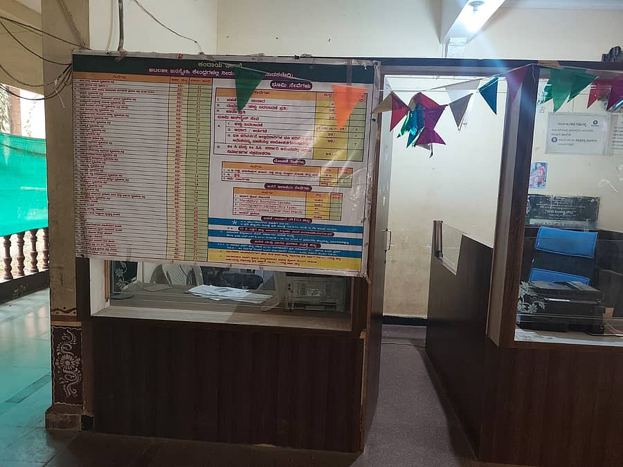 ಹಿರೇಕೆರೂರು ಪಟ್ಟಣದ ತಹಶೀಲ್ದಾರ ಕಚೇರಿಯಲ್ಲಿದ್ದ ಆಧಾರ್ ಸೇವಾ ಕೇಂದ್ರ ಬಂದ್ ಆಗಿರುವುದು