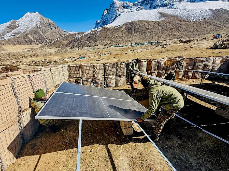 ಉತ್ತರ ಸಿಕ್ಕಿಂನ ಮುಗುಥಾಂಗ್ ಗ್ರಾಮದಲ್ಲಿ ಭಾರತೀಯ ಸೇನೆ ಸೌರ ವಿದ್ಯುತ್ ಸ್ಥಾವರ ಸ್ಥಾಪಿಸಿತು (ಪಿಟಿಐ ಚಿತ್ರ)