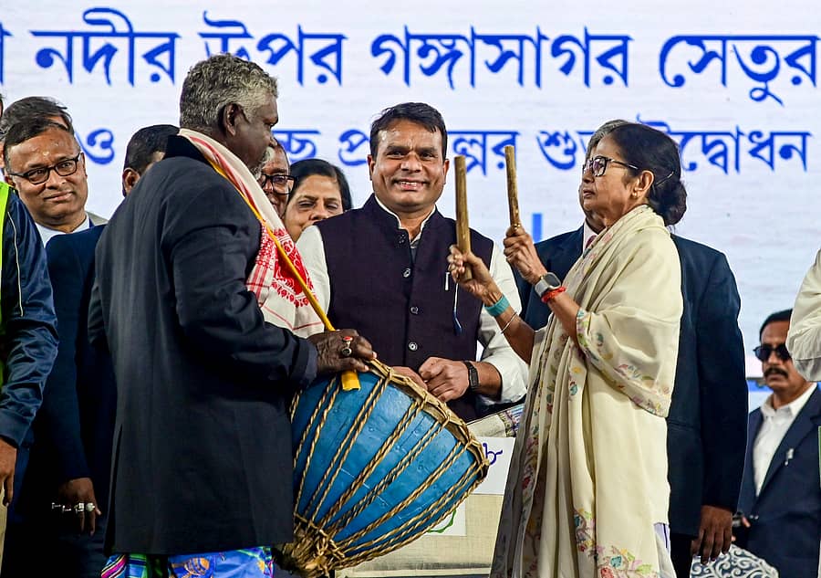 <div class="paragraphs"><p>ದಕ್ಷಿಣ 24 ಪರಗಣ ಜಿಲ್ಲೆಯ ಸಾಗರ ದ್ವೀಪವನ್ನು ಸಂಪರ್ಕಿಸುವ 5 ಕಿ.ಮೀ ಉದ್ದದ ‘ಗಂಗಾಸಾಗರ ಸೇತು’ ಸೇತುವೆಗೆ ಶಂಕುಸ್ಥಾಪನೆ ಕಾರ್ಯಕ್ರಮವನ್ನು ಸಾಂಪ್ರದಾಯಿಕ ವಾದ್ಯ ನುಡಿಸಿ ಮುಖ್ಯಮಂತ್ರಿ ಮಮತಾ ಬ್ಯಾನರ್ಜಿ ಅವರು ಉದ್ಘಾಟಿಸಿದರು</p></div>