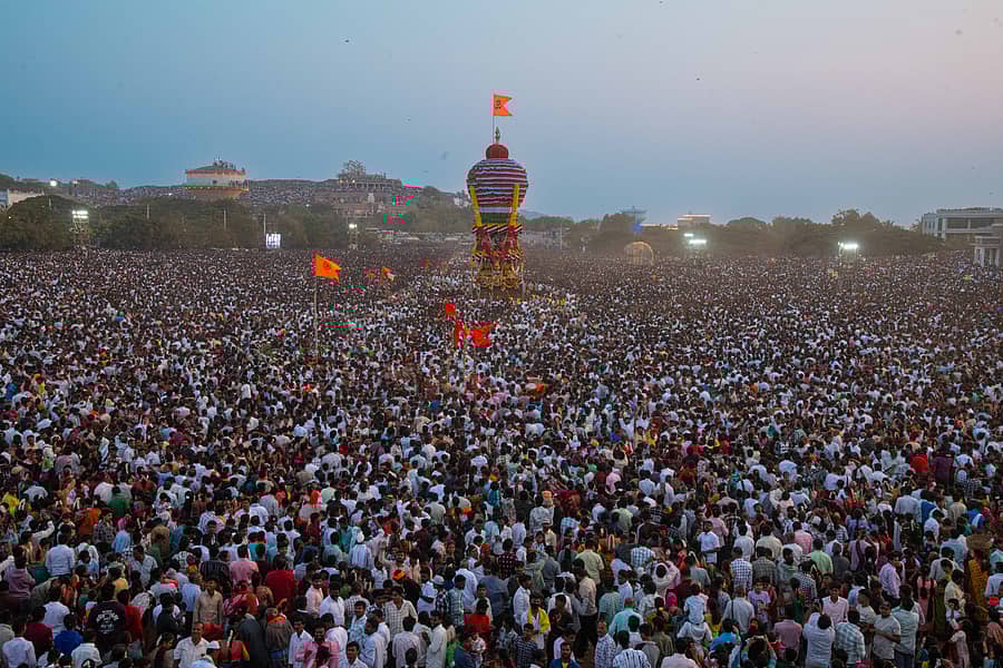ಕೊಪ್ಪಳದ ಗವಿಸಿದ್ಧೇಶ್ವರ ಮಠದ ಜಾತ್ರಾ ಮಹೋತ್ಸವದಲ್ಲಿ ಪಾಲ್ಗೊಂಡಿದ್ದ ಲಕ್ಷಾಂತರ ಭಕ್ತರ ನಡುವೆ ಸಾಗಿದ ರಥ  ಪ್ರಜಾವಾಣಿ ಚಿತ್ರ: ಭರತ್ ಕಂದಕೂರ