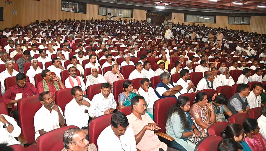 ಕಲಾಮಂದಿರದಲ್ಲಿ ನಡೆದ ಕುಂಬಾರರ ಸಮ್ಮೇಳನದಲ್ಲಿ ಪಾಲ್ಗೊಂಡ ಜನಸ್ತೋಮ –ಪ್ರಜಾವಾಣಿ ಚಿತ್ರ
