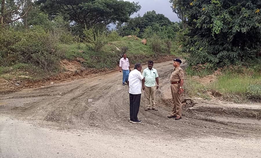 ಶ್ರೀರಂಗಪಟ್ಟಣ ತಾಲ್ಲೂಕಿನ ಕೋಡಿಶೆಟ್ಟಪುರ ಗ್ರಾಮದ ಬಳಿ, ಬೆಂಗಳೂರು– ಮೈಸೂರು ಎಕ್ಸ್ಪ್ರೆಸ್ ವೇ ನ ಸರ್ವೀಸ್ ರಸ್ತೆಯ ದುಸ್ಥಿತಿಯನ್ನು ಮುಖಂಡರಾದ ರಾಮಲಿಂಗೇಗೌಡ ಮತ್ತು ದೇವರಾಜು ಗ್ರಾಮಾಂತರ ಪೊಲೀಸ್ ಠಾಣೆ ಸಿಪಿಐ ಆನಂದಕುಮಾರ್ ಅವರಿಗೆ ತೋರಿಸಿದರು