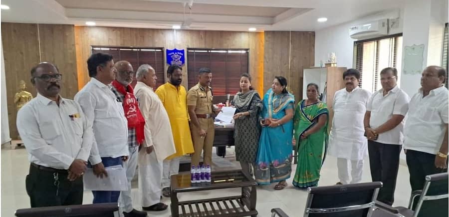 ಸೋಲಾಪುರ ಮಹಾನಗರ ಪಾಲಿಕೆ ಚುನಾವಣೆಯಲ್ಲಿ ನಿರ್ಭಯವಾಗಿ ಮತದಾನ ಮಾಡುವ ವಾತಾವರಣ ನಿರ್ಮಾಣ ಮಾಡಬೇಕು ಎಂದು ಮಹಾವಿಕಾಸ ಆಘಾಡಿಯಿಂದ ಪೋಲಿಸ್ ಆಯುಕ್ತ ಎಂ.ರಾಜಕುಮಾರ ಅವರಿಗೆ ಸೋಮವಾರ ಮನವಿ ಸಲ್ಲಿಸಲಾಯಿತು