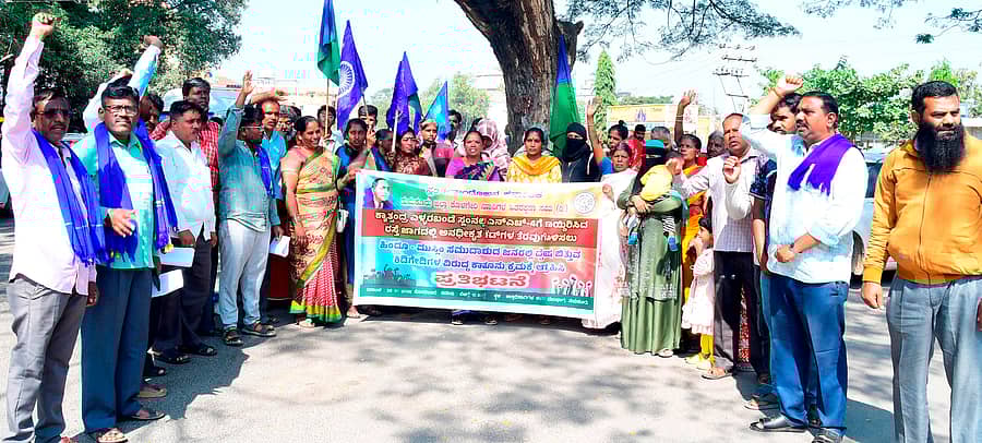 <div class="paragraphs"><p>ತುಮಕೂರು ಜಿಲ್ಲಾಧಿಕಾರಿ ಕಚೇರಿ ಮುಂಭಾಗ ಸೋಮವಾರ ಕ್ಯಾತ್ಸಂದ್ರದ ಬಳಿ ನಿರ್ಮಿಸಿದ ಅನಧಿಕೃತ ಶೆಡ್‌ ತೆರವುಗೊಳಿಸುವಂತೆ ಒತ್ತಾಯಿಸಿ ಸ್ಲಂ ಸಮಿತಿಯಿಂದ ಪ್ರತಿಭಟನೆ ನಡೆಯಿತು.</p></div>