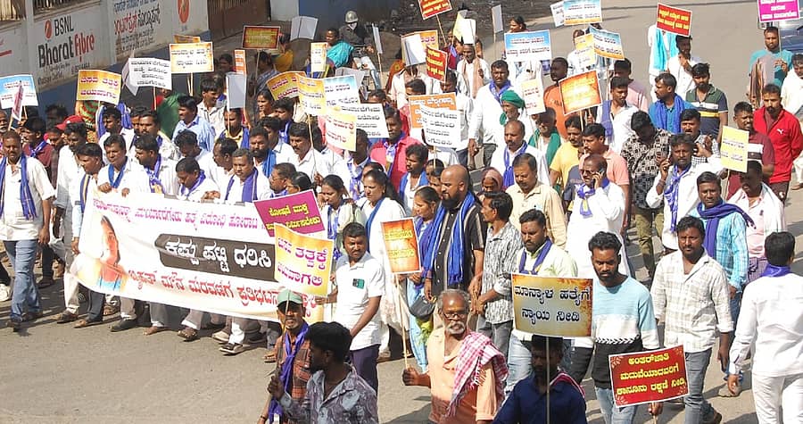 ಹುಬ್ಬಳ್ಳಿಯಲ್ಲಿ ಸೋಮವಾರ ವಿವಿಧ ದಲಿತ ಸಂಘಟನೆಗಳ ಸದಸ್ಯರು, ಮುಖಂಡರು ಮಾನ್ಯಾ ಕೊಲೆ ಖಂಡಿಸಿ ಮೌನ ಪ್ರತಿಭಟನೆ ನಡೆಸಿದರು
ಪ್ರಜಾವಾಣಿ ಚಿತ್ರ