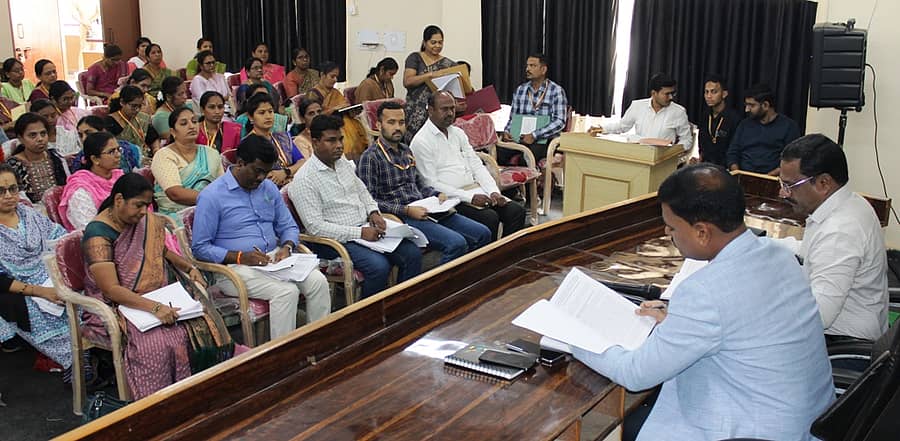 ಬಾಗಲಕೋಟೆಯಲ್ಲಿ ಸೋಮವಾರ ನಡೆದ ಮಹಿಳಾ ಮತ್ತು ಮಕ್ಕಳ ಅಭಿವೃದ್ಧಿ ಇಲಾಖೆಯ ಪ್ರಗತಿ ಪರಿಶೀಲನಾ ಸಭೆಯಲ್ಲಿ ಜಿಲ್ಲಾ ಪಂಚಾಯಿತಿ ಸಿಇಒ ಶಶಿಧರ ಕುರೇರ ಮಾತನಾಡಿದರು