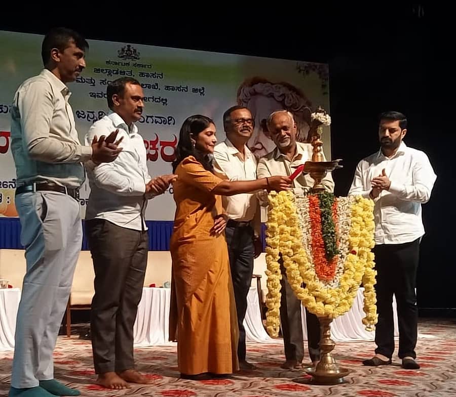 ಹಾಸನದ ಹಾಸನಾಂಬ ಕಲಾಕ್ಷೇತ್ರದಲ್ಲಿ ಸೋಮವಾರ ಆಯೋಜಿಸಿದ್ದ ವಿಶ್ವ ಮಾನವ ದಿನಾಚರಣೆಯನ್ನು ಜಿಲ್ಲಾಧಿಕಾರಿ ಲತಾಕುಮಾರಿ ಉದ್ಘಾಟಿಸಿದರು.