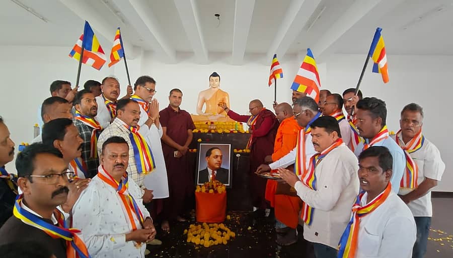 ಚಾಮರಾಜನಗರದ ಹೊರವಲಯದ ಯಡಬೆಟ್ಟದಲ್ಲಿರುವ ನಳಂದ ಬೌದ್ಧ ವಿಶ್ವವಿದ್ಯಾನಿಲಯ ಧ್ಯಾನ ಮತ್ತು ಅಧ್ಯಯನ ಕೇಂದ್ರದಲ್ಲಿ ಭಾನುವಾರ ಭೀಮಾ ಕೋರೆಗಾಂವ್ ವಿಜಯೋತ್ಸವ ಮತ್ತು ಮಾತೆ ಸಾವಿತ್ರಿ ಬಾಪುಲೆ ಜನ್ಮ ದಿನಾಚರಣೆ ಆಚರಿಸಲಾಯಿತು