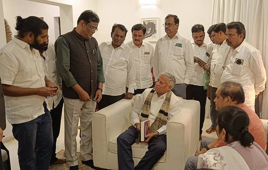 ಹೂವಿನಹಡಗಲಿಯ ರೈಲ್ವೆ ಹೋರಾಟ ಸಮಿತಿ ಸಂಚಾಲಕರು ಕೇಂದ್ರ ರೈಲ್ವೆ ಖಾತೆ ರಾಜ್ಯ ಸಚಿವ ವಿ.ಸೋಮಣ್ಣ ಅವರನ್ನು ಭೇಟಿಯಾಗಿ ಗದಗ-ಹರಪನಹಳ್ಳಿ ರೈಲು ಮಾರ್ಗ ಮಂಜೂರಾತಿಗೆ ಮನವಿ ಮಾಡಿದರು