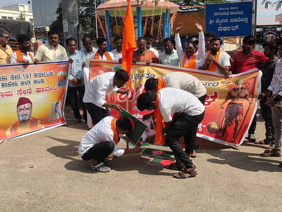 ಹಾವೇರಿಯ ಹುತಾತ್ಮ ಮೈಲಾರ ಮಹದೇವಪ್ಪ ವೃತ್ತದಲ್ಲಿ ಸೋಮವಾರ ಪ್ರತಿಭಟನೆ ನಡೆಸಿದ ವಿಶ್ವ ಹಿಂದೂ ಪರಿಷತ್ ಹಾಗೂ ಶ್ರೀರಾಮಸೇನೆಯ ಕಾರ್ಯಕರ್ತರು, ಬಾಂಗ್ಲಾದೇಶ ಧ್ವಜದ ಚಿತ್ರವನ್ನು ಸುಟ್ಟು ಹಾಕಿದರು