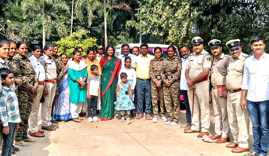 ಬಸವಕಲ್ಯಾಣದಲ್ಲಿ ಭಾನುವಾರ ನಡೆದ ಅಕ್ಕ ಪಡೆಯ ವಾಹನಕ್ಕೆ ಚಾಲನೆ ನೀಡುವ ಕಾರ್ಯಕ್ರಮದಲ್ಲಿ ರಾಜ್ಯ ಮಟ್ಟದ ಸಲಹೆಗಾರರಾದ ಶೈನಿ ಪ್ರದೀಪ ಗುಂಟಿ ಪಾಲ್ಗೊಂಡಿದ್ದರು