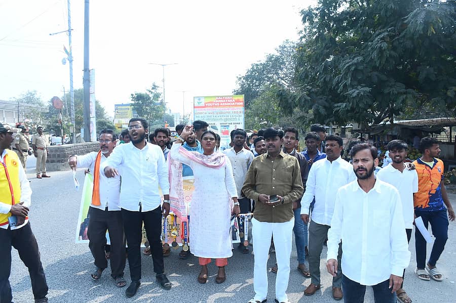 ಯಾದಗಿರಿಯಲ್ಲಿ ಸೋಮವಾರ ಕಲ್ಯಾಣ ಕರ್ನಾಟಕ ಯುವ ಸಂಘ, ಕೆಆರ್ಎಸ್ ಮುಖಂಡರು ಪ್ರತಿಭಟನಾ ಮೆರವಣಿಗೆ ನಡೆಸಿದರು