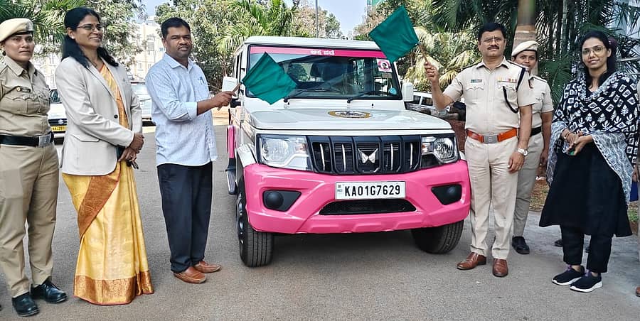 ರಾಮನಗರದ ಜಿಲ್ಲಾ ಪೋಲಿಸ್ ವರಿಷ್ಠಾಧಿಕಾರಿ ಕಚೇರಿ ಸಂಕೀರ್ಣದ ಆವರಣದಲ್ಲಿ ಅಕ್ಕಪಡೆ ಯೋಜನೆಗೆ ಹೆಚ್ಚುವರಿ ಪೊಲೀಸ್ ವರಿಷ್ಠಾಧಿಕಾರಿ ರಾಮಚಂದ್ರಪ್ಪ ಸೋಮವಾರ ಚಾಲನೆ ನೀಡಿದರು. ಮಹಿಳಾ ಮತ್ತು ಮಕ್ಕಳ ಅಭಿವೃದ್ಧಿ ಇಲಾಖೆ ಉಪ ನಿರ್ದೇಶಕ ದಿನೇಶ್, ಜಿಲ್ಲಾ ಮಕ್ಕಳ ರಕ್ಷಣಾಧಿಕಾರಿ ರಜನಿ, ಸರ್ಕಾರಿ ಪ್ರಥಮ ದರ್ಜೆ ಕಾಲೇಜಿನ ಪ್ರಾಚಾರ್ಯೆ ಕ್ಯಾಪ್ಟನ್ ಡಾ. ಲಕ್ಷ್ಮಿ ಇದ್ದಾರೆ