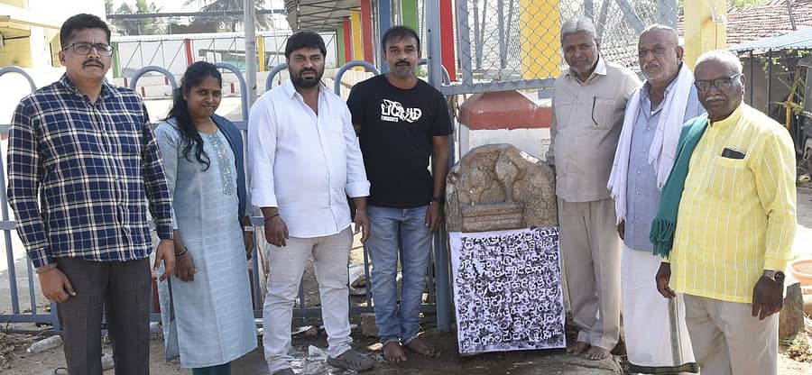 ಮೈಸೂರಿನ ಶಾಸ್ತ್ರೀಯ ಕನ್ನಡ ಅತ್ಯುನ್ನತ ಅಧ್ಯಯನ ಕೇಂದ್ರದ ಸಂಶೋಧಕ ಸಿ.ಎ.ಶಶಿಧರ ಅವರು ಪತ್ತೆ ಮಾಡಿದ ಬೆಟ್ಟಹಳ್ಳಿಯ ಹೊಯ್ಸಳರ ಕಾಲದ ಶಾಸನದೊಂದಿಗೆ ರಮೇಶ್ ಪಟೇಲ್, ಬಿ.ಪವಿತ್ರಾ, ಶಶಿಕುಮಾರ್, ಪ್ರೊ.ಎನ್‌.ಎಂ.ತಳವಾರ, ಗ್ರಾಮದ ಮುಖಂಡರಾದ ಕೆ.ಎಸ್.ಮಹಾದೇವೇಗೌಡ, ಬಿ.ಎಲ್.ಕೃಷ್ಣೇಗೌಡ ಪಾಲ್ಗೊಂಡಿದ್ದರು 