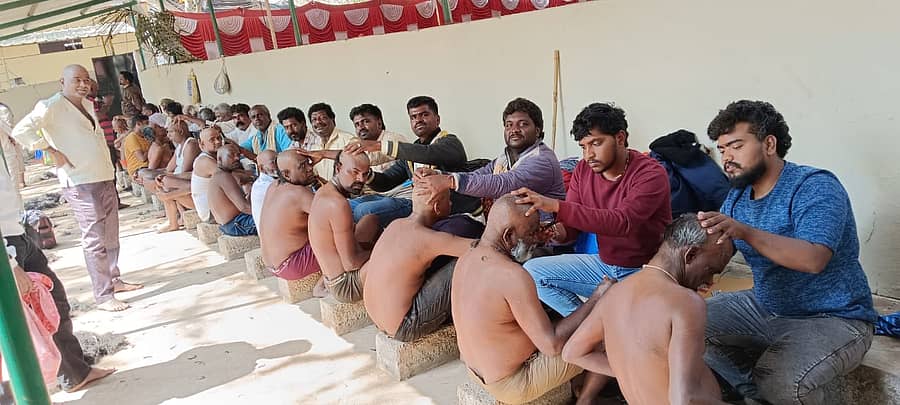 ಕೊಳ್ಳೇಗಾಲ ತಾಲ್ಲೂಕಿನ ಚಿಕ್ಕಲ್ಲೂರು ಜಾತ್ರೆಯಲ್ಲಿ ಮುಡಿಸೇವೆ ಮಾಡುತ್ತಿರುವುದು