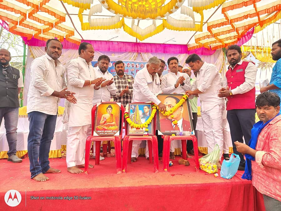 ಆಳಂದದಲ್ಲಿ ದಲಿತ ಸೇನೆಯಿಂದ ಭೀಮಾ ಕೋರೇಗಾಂವ ವಿಜಯೋತ್ಸವ ಕಾರ್ಯಕ್ರಮ ಜರುಗಿತು. ಸುಭಾಷ ಗುತ್ತೇದಾರ, ಹಣಮಂತ ಯಳಸಂಗಿ, ಸಿದ್ದರಾಮ ಪ್ಯಾಟಿ, ಪಿಂಟು ಸಾಲೇಗಾಂವ ಉಪಸ್ಥಿತರಿದ್ದರು