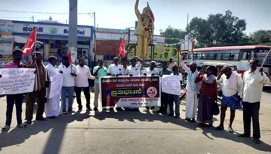 ವೆನೆಜುವೆಲಾದ ಮೇಲೆ ಅಮೆರಿಕದ ದಾಳಿ ಖಂಡಿಸಿ ಬಾಗೇಪಲ್ಲಿ ಪಟ್ಟಣದ ಬಸ್ ನಿಲ್ದಾಣದ ಮುಂದೆ ಸಿಪಿಎಂ ಕಾರ್ಯಕರ್ತರು ಪ್ರತಿಭಟನೆ ಮಾಡಿದರು