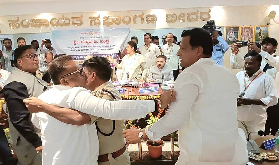 ಭೀಮರಾವ್ ಪಾಟೀಲ್ ಹಾಗೂ ಡಾ. ಸಿದ್ದಲಿಂಗಪ್ಪ ಪಾಟೀಲ್ ಜಗಳವಾಡುತ್ತಿರುವಾಗ ಮಧ್ಯ ಪ್ರವೇಶಿಸಿ ಸಿದ್ದಲಿಂಗಪ್ಪ ಪಾಟೀಲ್ ಅವರೊಂದಿಗೆ ಜಗಳಕ್ಕಿಳಿದ ಎಂಎಲ್ಸಿ ಡಾ. ಚಂದ್ರಶೇಖರ್ ಪಾಟೀಲ್. ಸಚಿವರು, ಜಿಲ್ಲಾಧಿಕಾರಿ ಮನವಿ ಮಾಡಿದರೂ ಸುಮ್ಮನಾಗಲಿಲ್ಲ.