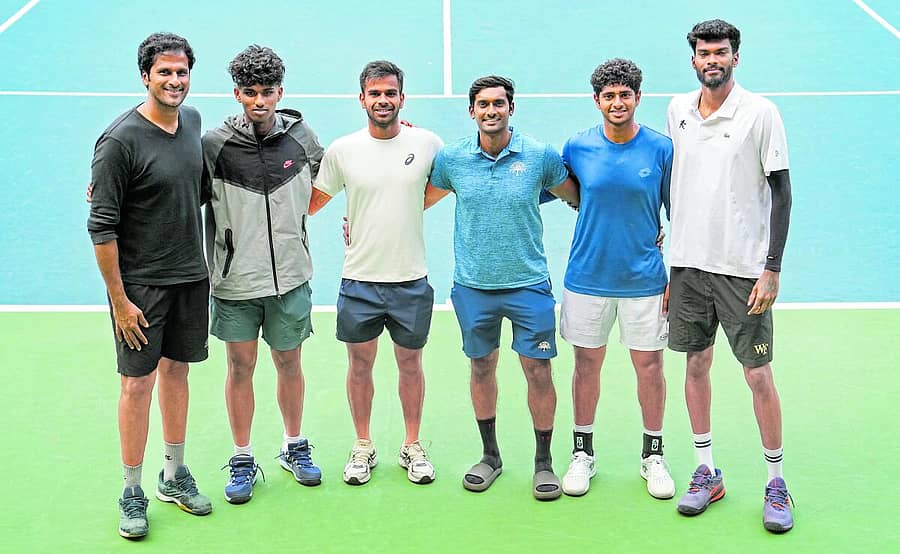 <div class="paragraphs"><p>ಬೆಂಗಳೂರು ಓಪನ್ ಟೆನಿಸ್ ಟೂರ್ನಿಯಲ್ಲಿ ಕಣಕ್ಕಿಳಿಯಲಿರುವ ಭಾರತದ ಸಿಂಗಲ್ಸ್‌ ಆಟಗಾರರು. (ಎಡದಿಂದ) ಸಾಕೇತ್ ಮೈನೇನಿ, ಮಾನಸ್ ಧಮ್ಮ, ಸುಮಿತ್ ನಾಗಲ್, ಪ್ರಜ್ವಲ್ ದೇವ್, ಆರ್ಯನ್ ಶಾ, ದಕ್ಷಿಣೇಶ್ವರ್ ಸುರೇಶ್</p></div>