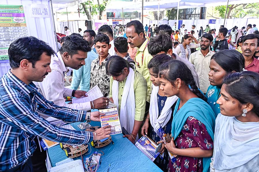 ಕಲಬುರಗಿಯ ತಾಲ್ಲೂಕು ಪಂಚಾಯಿತಿ ಕಚೇರಿ ಆವರಣದಲ್ಲಿ ಸೋಮವಾರ ನಡೆದ ಜಿಲ್ಲಾಮಟ್ಟದ ಉದ್ಯೋಗ ಮೇಳದಲ್ಲಿ ಪಾಲ್ಗೊಂಡಿದ್ದ ಅಭ್ಯರ್ಥಿಗಳು ಪ್ರಜಾವಾಣಿ ಚಿತ್ರ