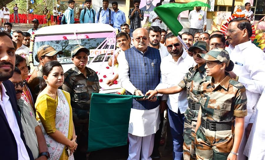 ಧಾರವಾಡದ ಸೃಜನಾ ರಂಗಮಂದಿರದಲ್ಲಿ ಅಕ್ಕ ಪಡೆ ವಾಹನಕ್ಕೆ ಜಿಲ್ಲಾಉಸ್ತುವಾರಿ ಸಚಿವ ಸಂತೋಷ ಲಾಡ್ ಅವರು ಚಾಲನೆ ನೀಡಿದರು