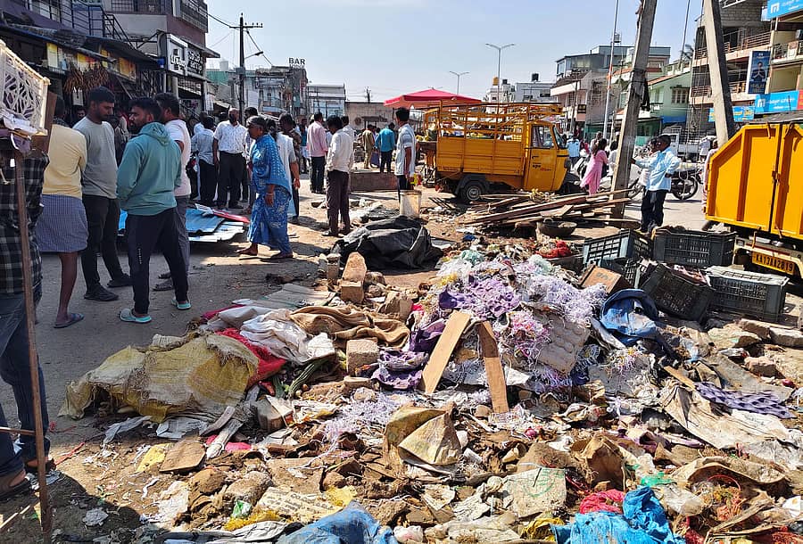 ಆಲೂರಿನಲ್ಲಿ ಸೋಮವಾರ ಬೀದಿ ಬದಿ ಅಂಗಡಿಗಳ ತೆರವು ಕಾರ್ಯಾಚರಣೆ ನಡೆಯಿತು. 