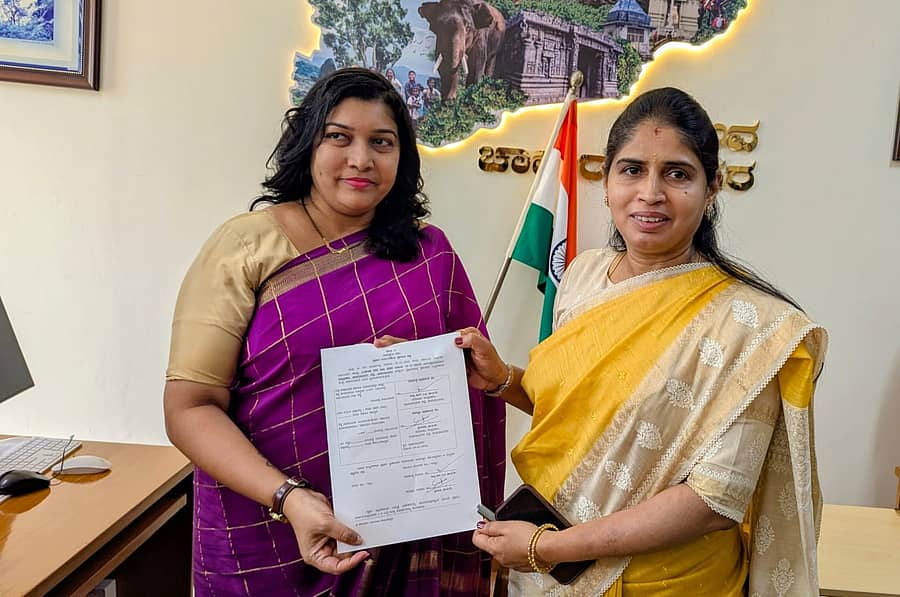 ಜಿಲ್ಲಾಧಿಕಾರಿ ಕಚೇರಿಯಲ್ಲಿ ಸೋಮವಾರ ನೂತನ ಜಿಲ್ಲಾಧಿಕಾರಿ ಶ್ರೀರೂಪಾ ಅವರಿಗೆ ನಿರ್ಗಮಿತ ಜಿಲ್ಲಾಧಿಕಾರಿ ಸಿ.ಟಿ.ಶಿಲ್ಪಾನಾಗ್ ಅಧಿಕಾರ ಹಸ್ತಾಂತರಿಸಿದರು