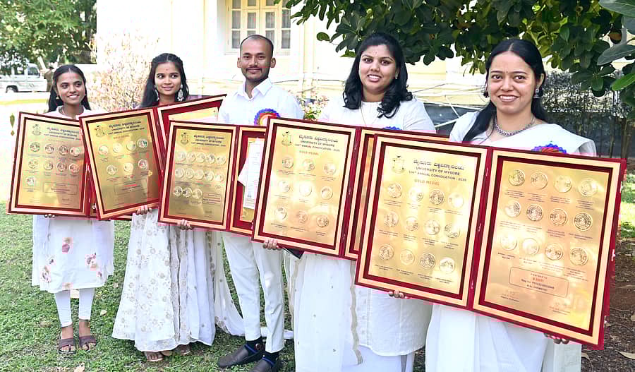 ಘಟಿಕೋತ್ಸವದಲ್ಲಿ ಚಿನ್ನದ ಪದಕ ಪಡೆದ ವರ್ಣಿಕಾ (ಬಿ.ಎ– 5), ಸುಮಲತಾ (ಎಂ.ಕಾಂ –7), ಚಂದ್ರಶೇಖರ್ (ಕನ್ನಡ ಎಂ.ಎ –13), ಎಸ್.ಎಲ್.ಪ್ರೇರಣಾ (ಎಂ.ಟೆಕ್– 16) ಹಾಗೂ ಎನ್.ಅದಿತಿ (ಎಂ.ಎಸ್ಸಿ ರಸಾಯನವಿಜ್ಞಾನ– 24) ಸಂಭ್ರಮಿಸಿದರು – ಪ್ರಜಾವಾಣಿ ಚಿತ್ರ/ ಅನೂಪ್ ರಾಘ ಟಿ.
