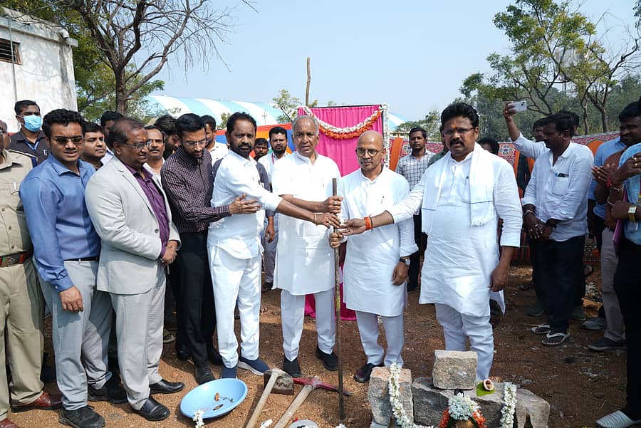 ರಾಯಚೂರಿನಲ್ಲಿ ಕಿದ್ವಾಯಿ ಫೆರಿಫೆರಲ್ ಕ್ಯಾನ್ಸರ್ ಚಿಕಿತ್ಸಾ ಘಟಕದ ₹20 ಕೋಟಿ ವೆಚ್ಚದಲ್ಲಿ ನಿರ್ಮಾಣಗೊಳ್ಳಲಿರುವ ಕಟ್ಟಡ ಕಾಮಗಾರಿಗೆ ಜಿಲ್ಲಾ ಉಸ್ತುವಾರಿ ಸಚಿವ ಡಾ.ಶರಣಪ್ರಕಾಶ ಪಾಟೀಲ ಹಾಗೂ ಸಣ್ಣ ನೀರಾವರಿ ಸಚಿವ ಎನ್‌.ಎಸ್‌. ಬೋಸರಾಜು ಚಾಲನೆ ನೀಡಿದರು. ವಿಧಾನಪರಿಷತ್‌ ಸದಸ್ಯ ವಸಂತಕುಮಾರ ಹಾಗೂ ಬಸನಗೌಡ ದದ್ದಲ್‌ ಉಪಸ್ಥಿತರಿದ್ದರು