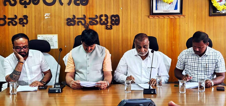 ಚನ್ನಪಟ್ಟಣದ ಸಭಾಂಗಣದಲ್ಲಿ ನಡೆದ ಸಾಮಾನ್ಯ ಸಭೆಯಲ್ಲಿ ಶಾಸಕ ಸಿ.ಪಿ.ಯೋಗೇಶ್ವರ್ ಮಾತನಾಡಿದರು. ನಗರಸಭೆ ಅಧ್ಯಕ್ಷ ವಾಸಿಲ್ ಆಲಿ ಖಾನ್, ಸ್ಥಾಯಿ ಸಮಿತಿ ಅಧ್ಯಕ್ಷ ಚಂದ್ರಶೇಖರ್, ಪೌರಯುಕ್ತ ಎಂ.ಮಹೇಂದ್ರ ಹಾಜರಿದ್ದರು