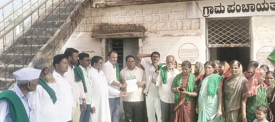 ಜೇವರ್ಗಿಯ ಯಾಳವಾರದಲ್ಲಿ ರೈತ ಸಂಘ ಹಾಗೂ ಹಸಿರು ಸೇನೆ ವತಿಯಿಂದ ಪಿಡಿಒ ಅವರಿಗೆ ಮನವಿ ಪತ್ರ ಸಲ್ಲಿಸಲಾಯಿತು