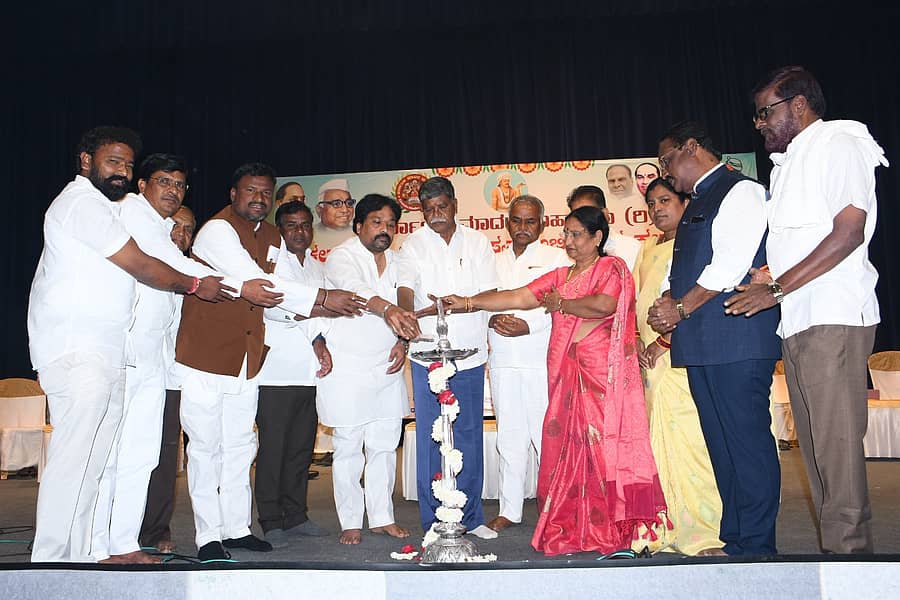 ಕಲಬುರಗಿಯ ಡಾ.ಎಸ್‌.ಎಂ.ಪಂಡಿತ ರಂಗಮಂದಿರದಲ್ಲಿ ಸೋಮವಾರ ಆಯೋಜಿಸಿದ್ದ ಮಾದರ ಸಮುದಾಯದ ಆನ್‌ಲೈನ್‌ ಸದಸ್ಯತ್ವ ಅಭಿಯಾನ ಕಾರ್ಯಕ್ರಮವನ್ನು ಗಣ್ಯರು ಉದ್ಘಾಟಿಸಿದರು