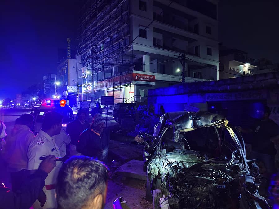 <div class="paragraphs"><p>ಅಪಘಾತದಿಂದ ನಜ್ಜುಗುಜ್ಜಾದ ಕಾರು&nbsp;</p></div>